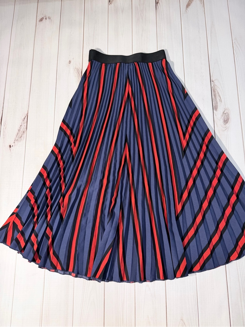 H&M Navy Pleated Skirt with Red and Black Chevron Stripes - Picture 5 of 6